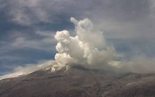 Volcan Monte Rokatenda entra en erupción en Indonesia, miles de evacuados Rokatenda