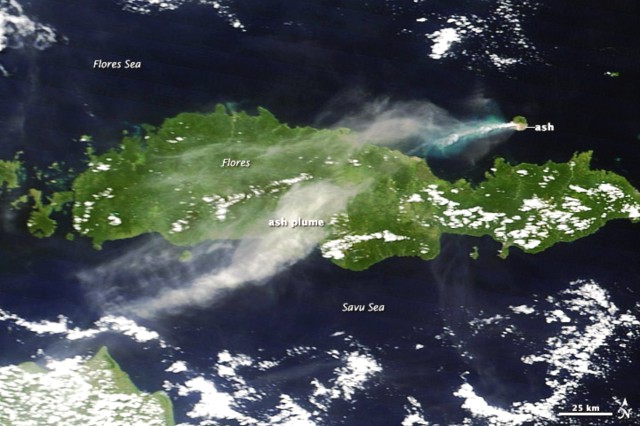 Mortal erupción del Monte Rokatenda (Paluweh) en Indonesia Volcan-paluweh-rokatenda-indonesia-via-satelite-mn2