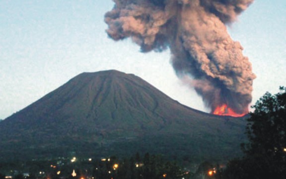 erupción Monte Lokon 09092013 mn2