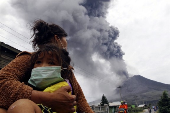 Monte Sinabung indonesia erupcion 17092013 3 mn2 ind