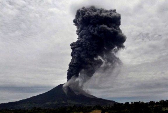  VOLCAN SINABUNG ACTIVO  Monte-sinabung-indonesia-erupcion-17092013-4-mn2-ind